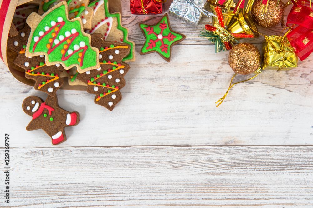 漂亮的圣诞构图和装饰，纸袋里的烤圣诞姜饼饼干