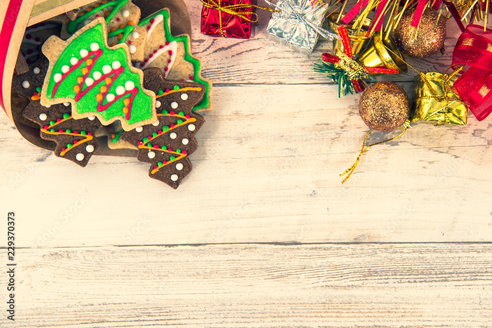 漂亮的圣诞构图和装饰，用纸袋里的烤圣诞姜饼饼干