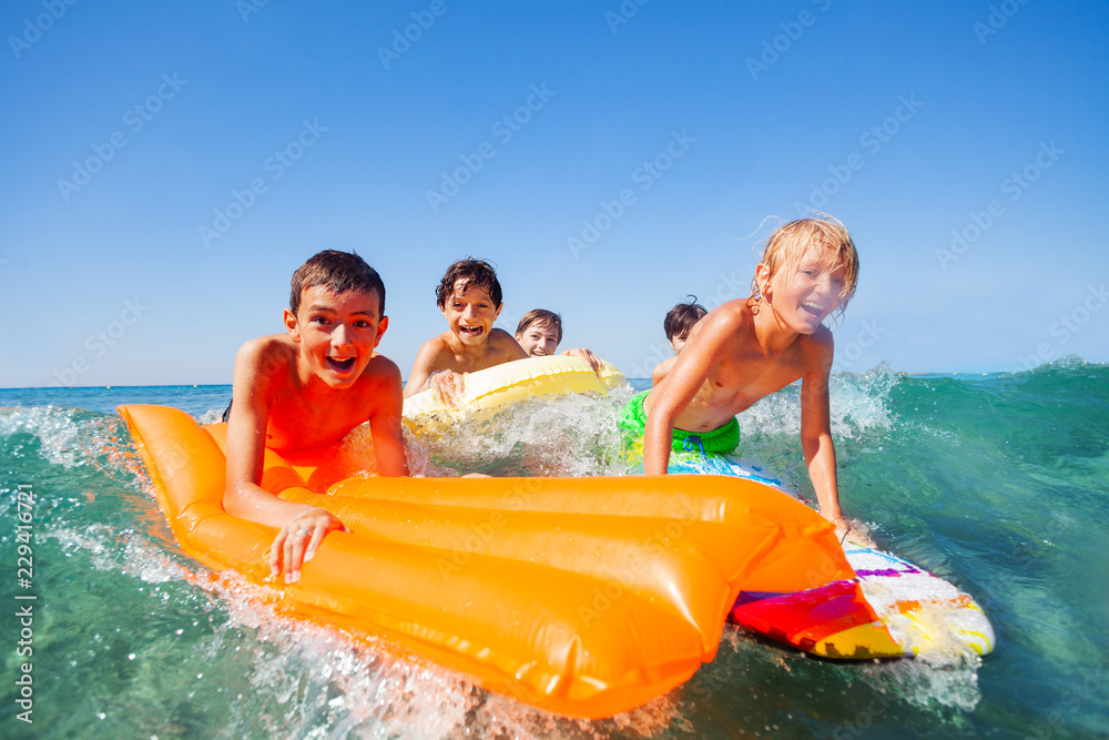 青少年男孩一起冲浪玩得很开心