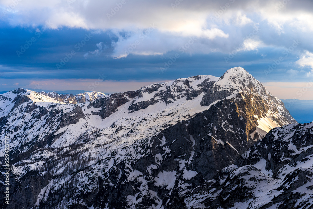 斯洛文尼亚Kamnik Savinja阿尔卑斯山的冬季高山景观。高山日落或日出