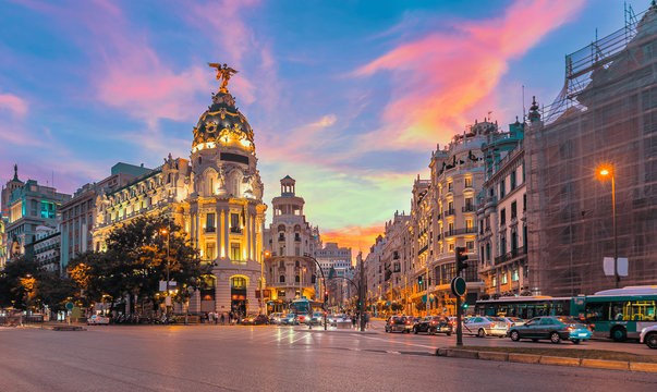 马德里城市天际线奶奶通过街道黄昏，西班牙
