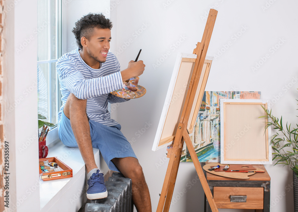 年轻的非裔美国艺术家在家作画