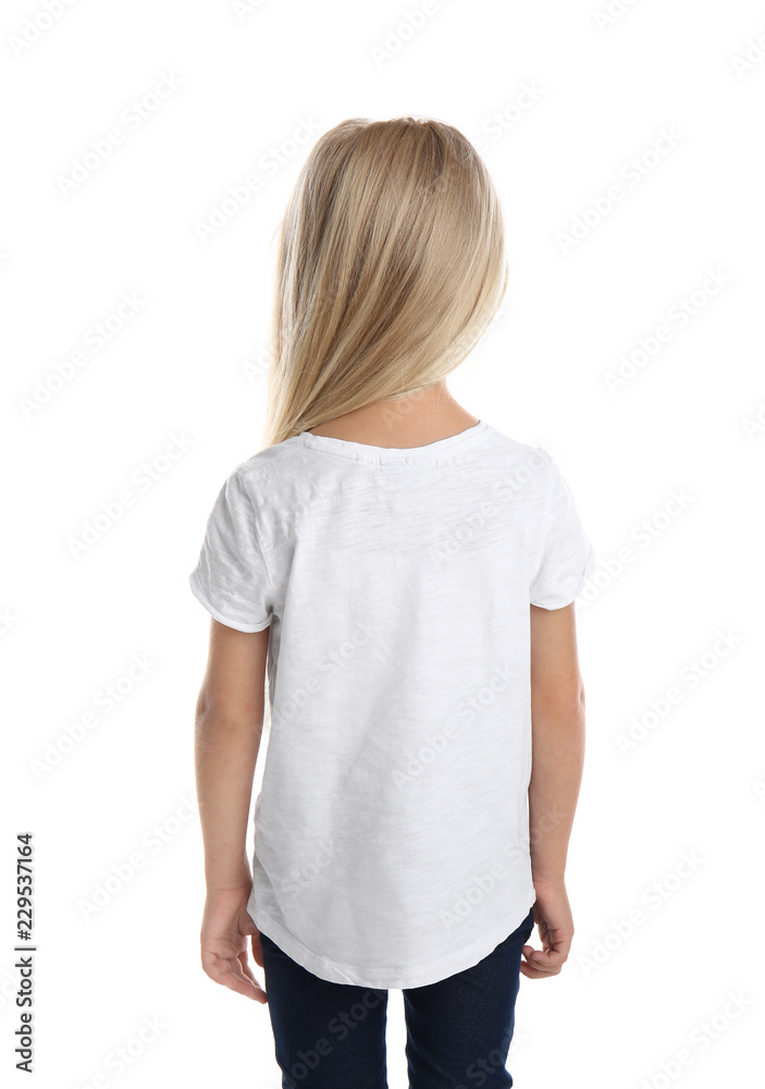 穿着白底t恤的小女孩，后视图