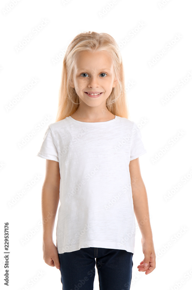 穿着白底t恤的可爱小女孩