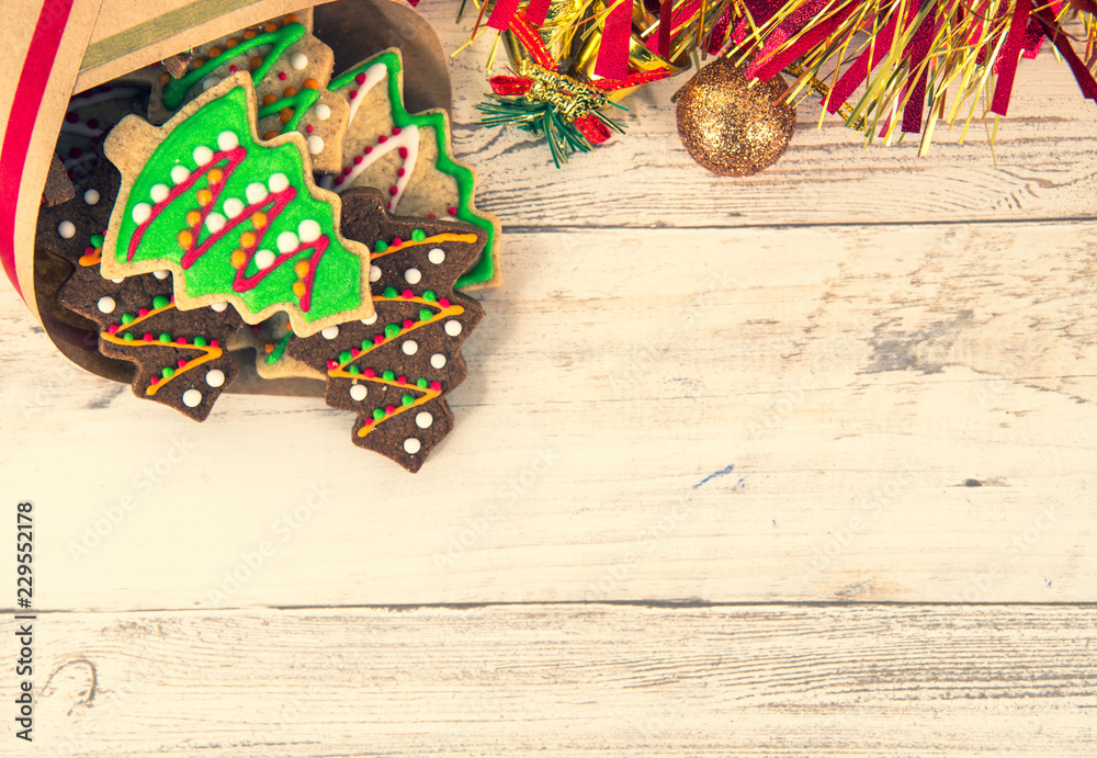 漂亮的圣诞构图和装饰，用纸袋烤圣诞姜饼饼干