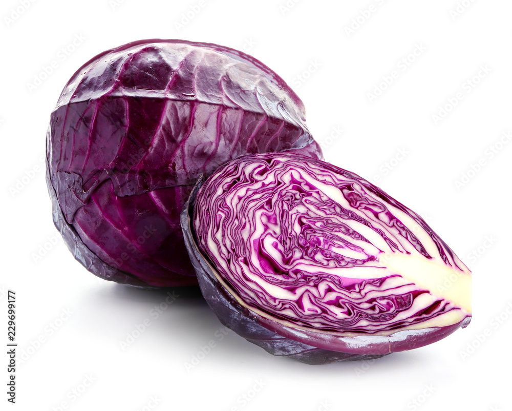 彩色背景上的新鲜紫色卷心菜