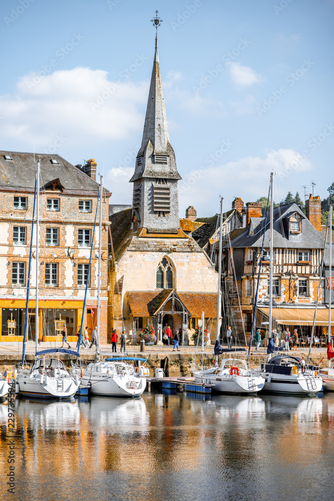 诺曼底法国著名城镇洪弗勒的水边，有古老的建筑和教堂