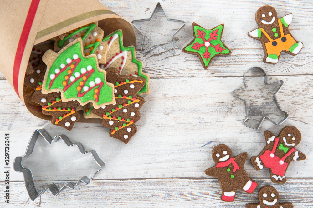 漂亮的圣诞构图和装饰，用纸袋里的烤圣诞姜饼饼干