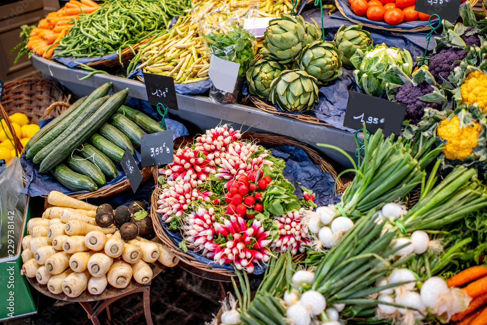 市场柜台上摆放的各种组织精美的水果和蔬菜