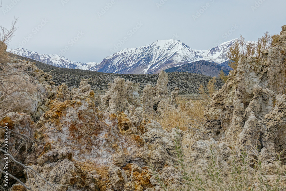 特写：图法塔在白雪皑皑的山脉下突出湖面