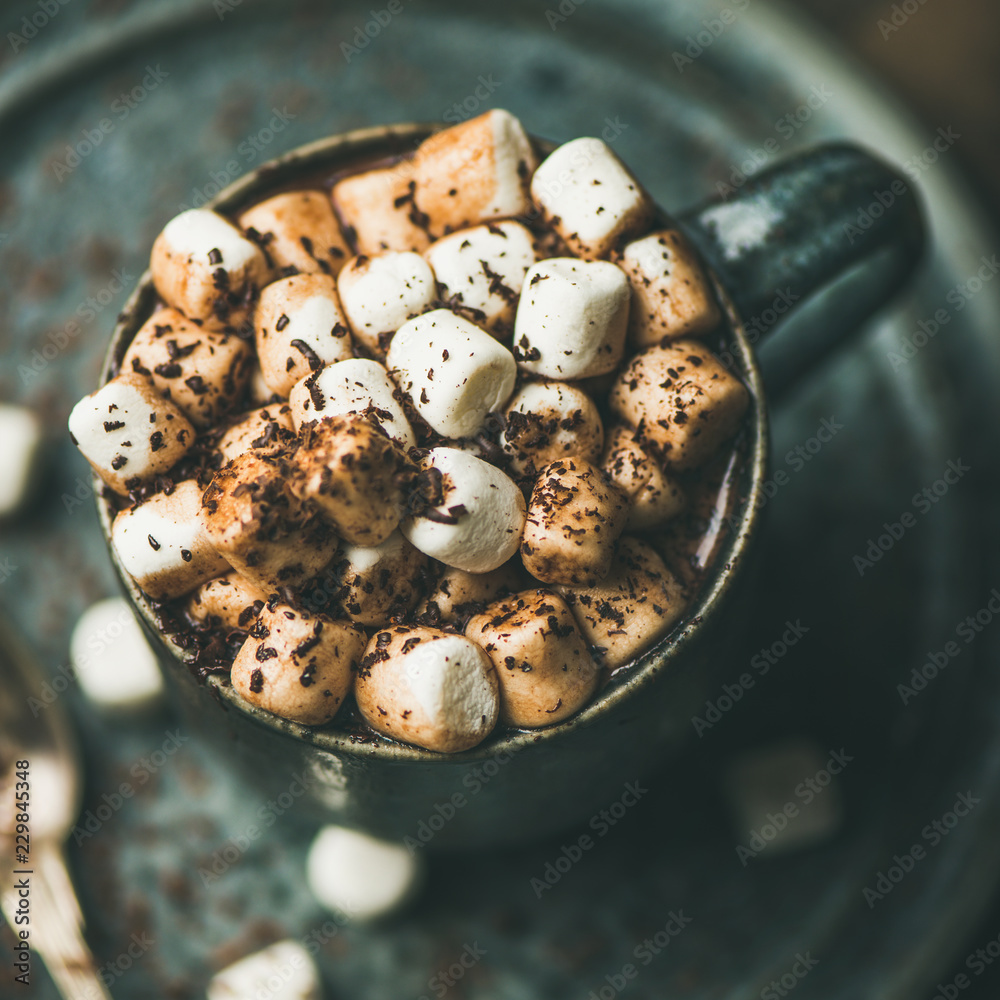 冬季暖心甜饮料热巧克力配棉花糖和可可，马克杯装在灰色陶瓷茶托上