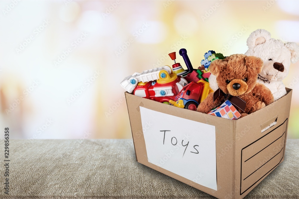 装满玩具和熊的盒子