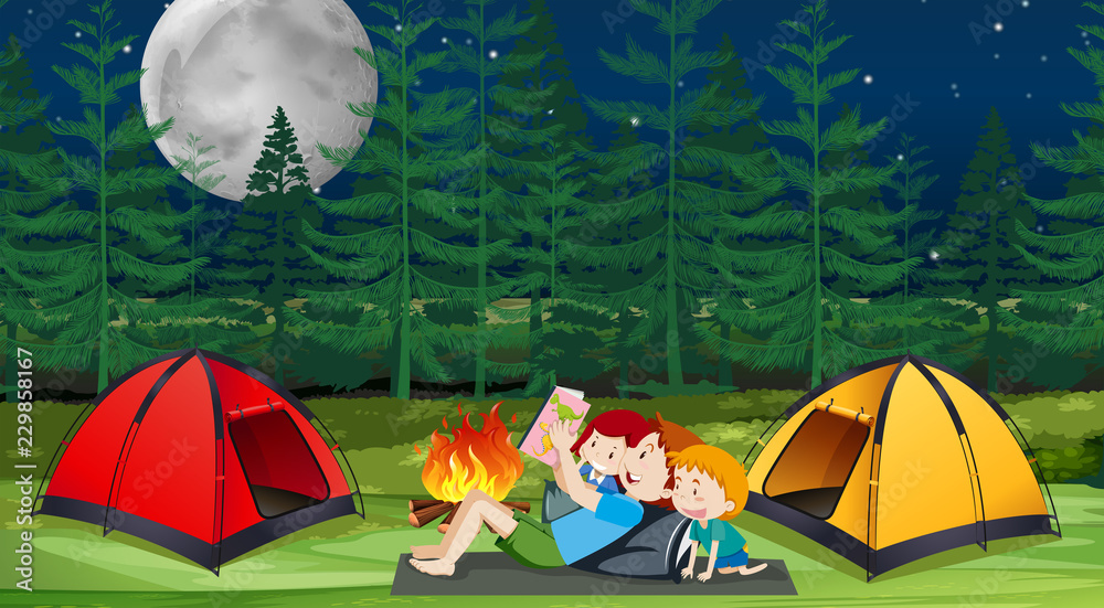 一家人在森林里露营