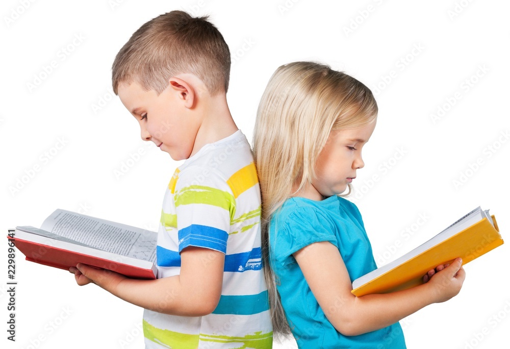 两个孩子在读书