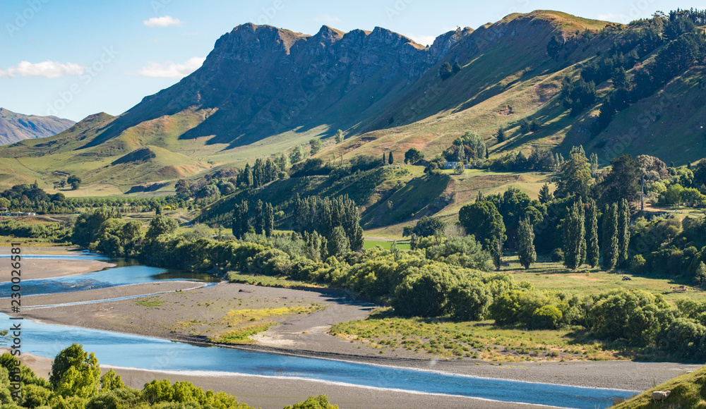 新西兰霍克斯湾地区的Te Mata峰和Tukituki河的美丽景观。