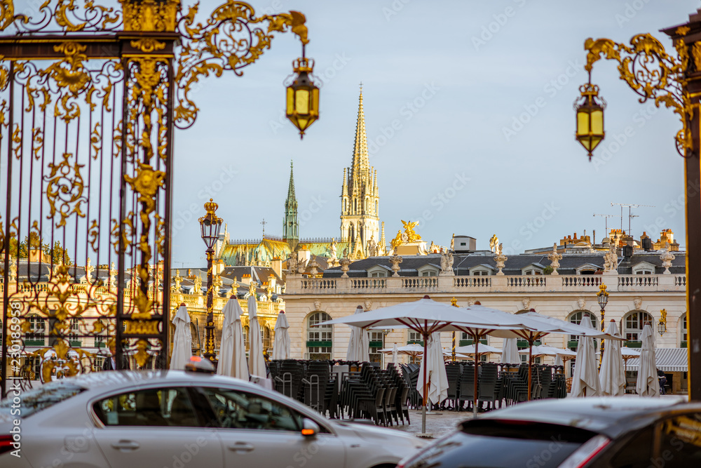 位于法国南锡的中央广场上的城市景观，有美丽的金门和大教堂塔楼