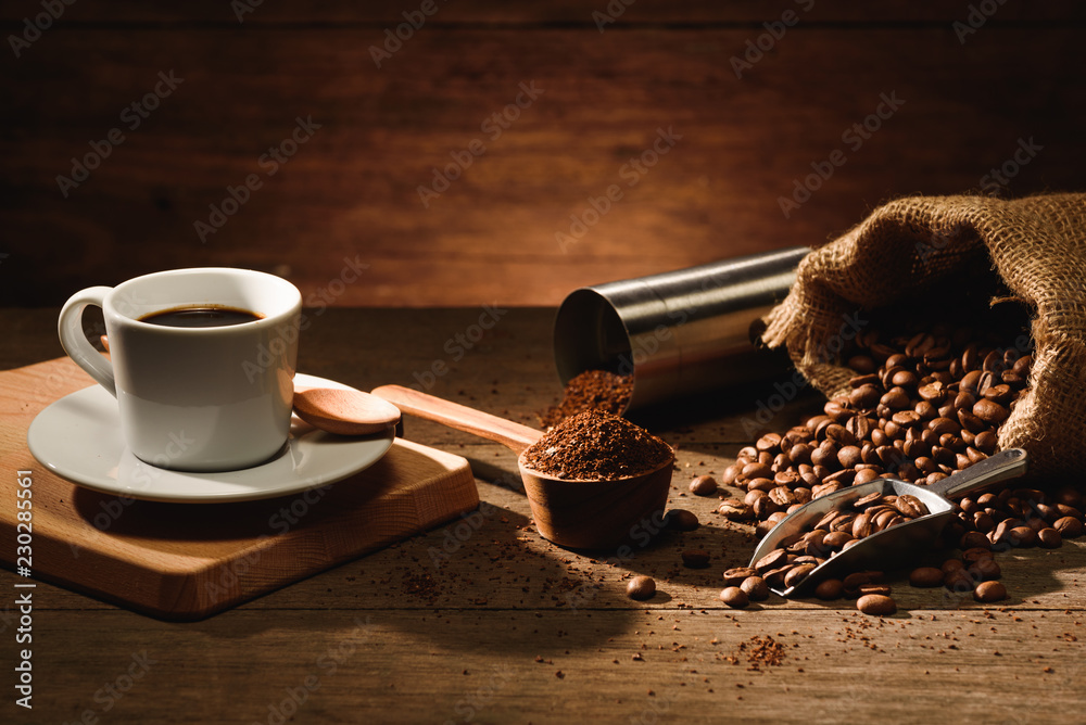 一杯意式浓缩咖啡，配烤咖啡豆、研磨过的老式咖啡研磨机