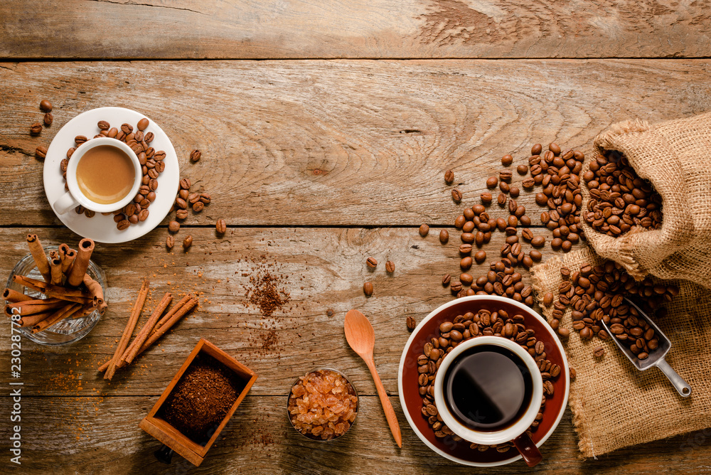浓缩咖啡和一杯美式咖啡的俯视图，配咖啡豆袋、糖和肉桂木ba