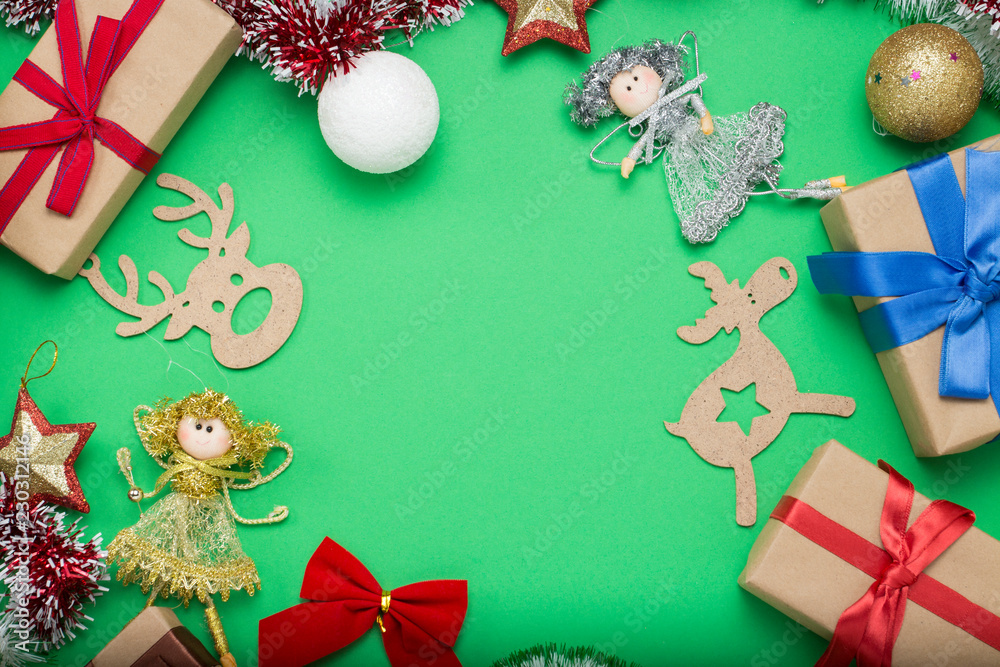 绿色背景下的圣诞装饰品、圣诞玩具和礼盒。圣诞快乐的概念