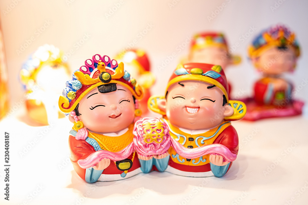 浪漫可爱的中国传统新郎新娘玩偶