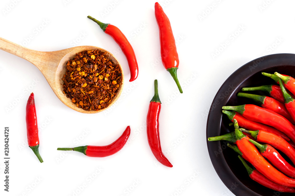 新鲜红辣椒和压碎的干红辣椒，带籽，富含抗氧化草本植物