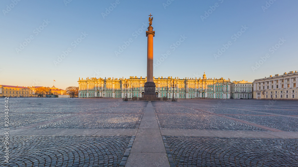 圣彼得斯布清晨的宫殿广场，包括冬宫、埃尔米塔什博物馆和亚历山大柱