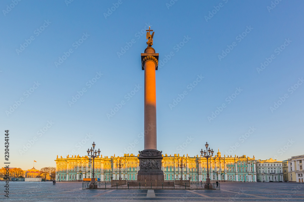 圣彼得斯布清晨的宫殿广场，包括冬宫、埃尔米塔什博物馆和亚历山大柱
