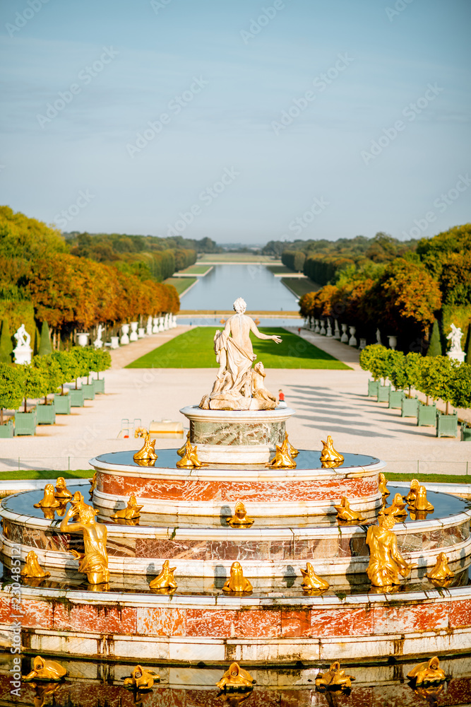 法国凡尔赛晨曦中的凡尔赛花园，带拉托纳喷泉和大运河