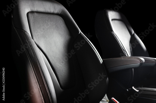 现代豪华轿车棕色皮革内饰。部分皮革汽车座椅细节与白色缝合。Int