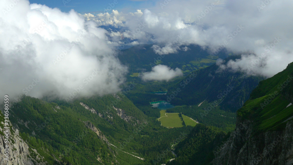 空中飞行：飞越森林覆盖的山脉，飞向两个小湖。