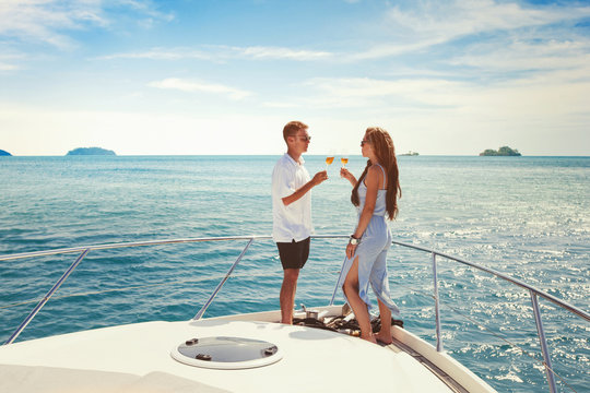 暑假旅行，浪漫情侣在豪华游艇上喝香槟，海上度假