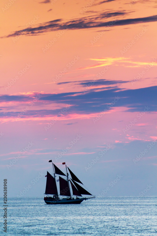 美丽的日落帆船巡游在热带基韦斯特佛罗里达州