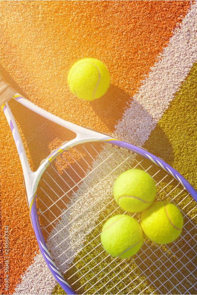 网球比赛。球场背景上的网球和球拍。