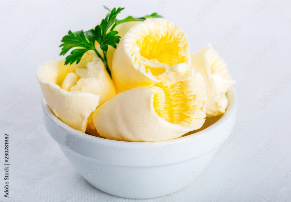 白碗里的新鲜黄油切片