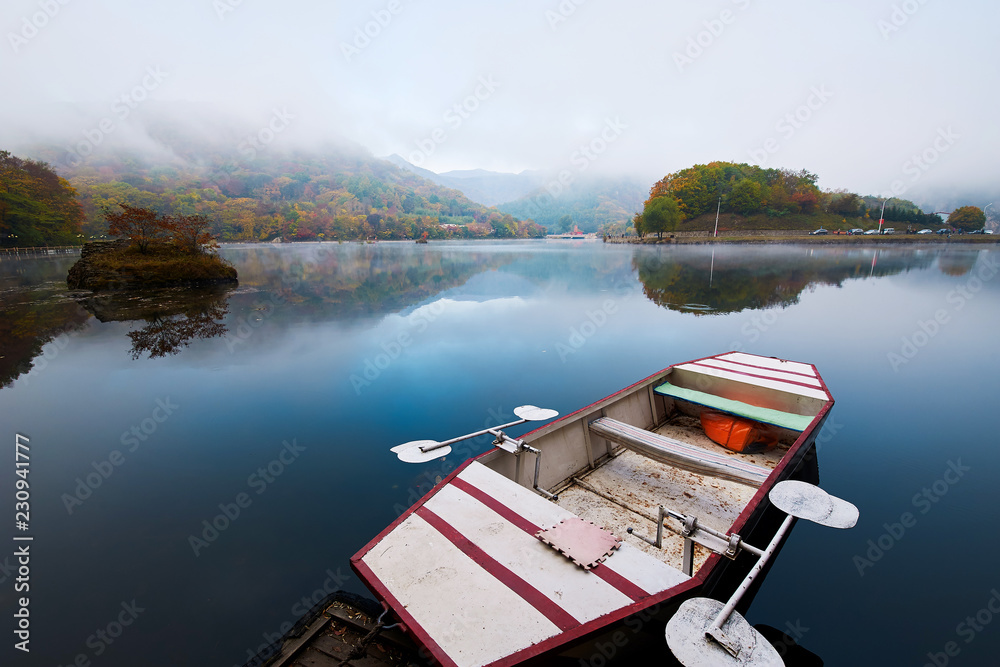 中国秋景关门山水库上的船。