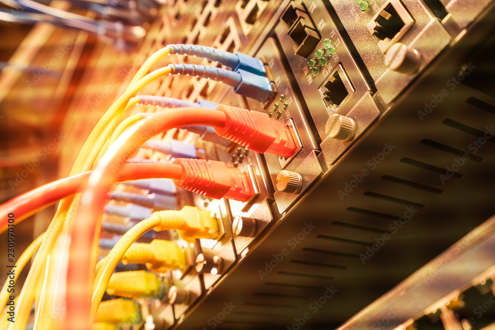 连接到光纤端口的光纤电缆和连接到以太网端口的网络电缆