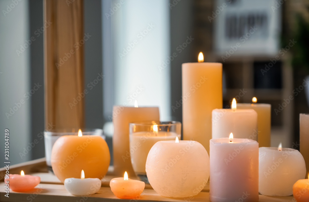 室内木桌上燃烧的美丽蜡烛