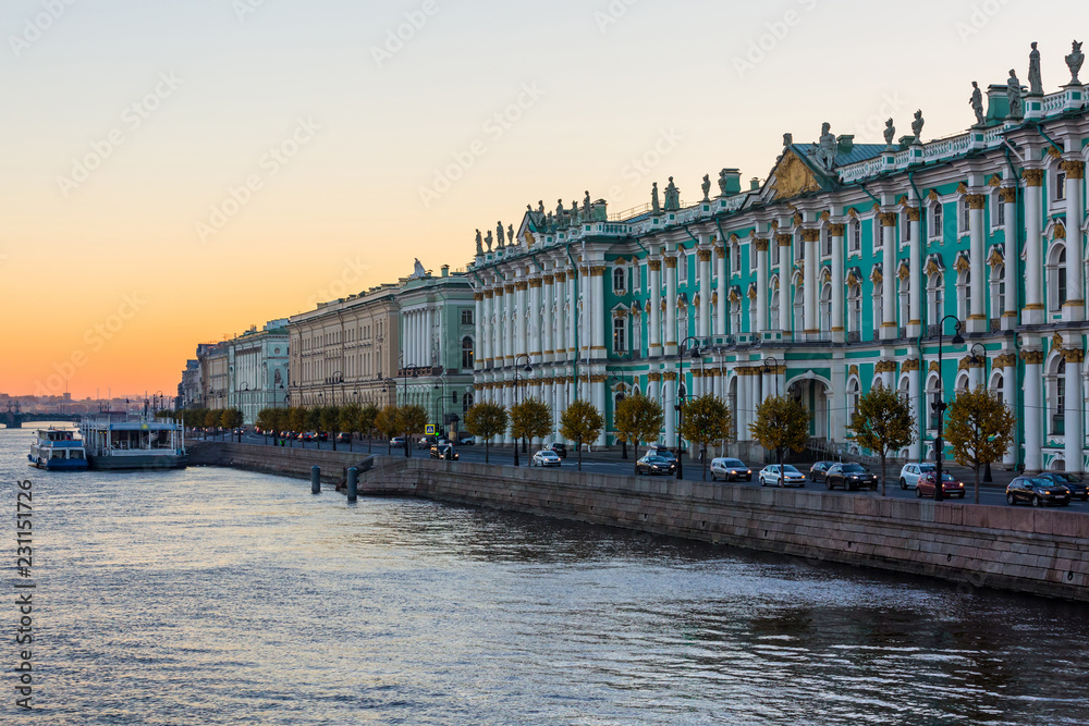 俄罗斯圣彼得堡，清晨的埃尔米塔什宫和涅瓦河。
