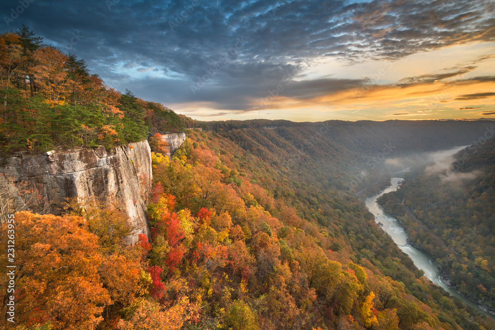 美国西弗吉尼亚州新河峡谷无尽长城的秋日清晨景观。
