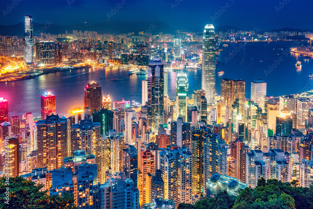 中国香港岛夜景。带照明的彩色夜景