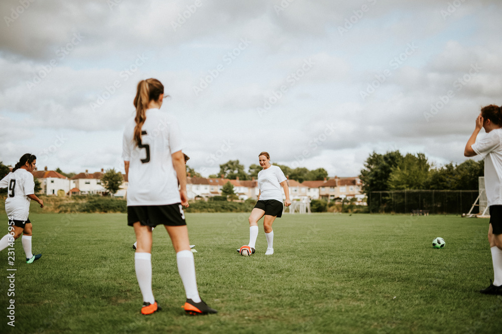 女子足球运动员在球场上训练