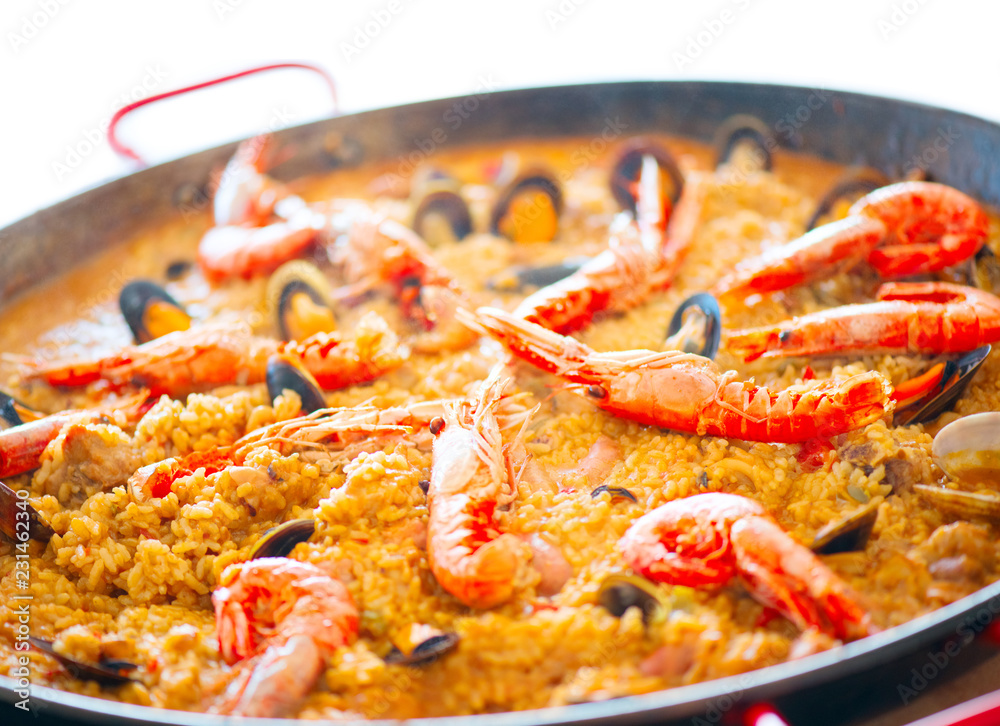 海鲜饭。传统的西班牙食物，煎锅里的海鲜海鲜饭配贻贝、大虾、龙虾