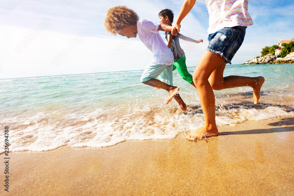快乐的孩子们在夏天的海边玩得很开心