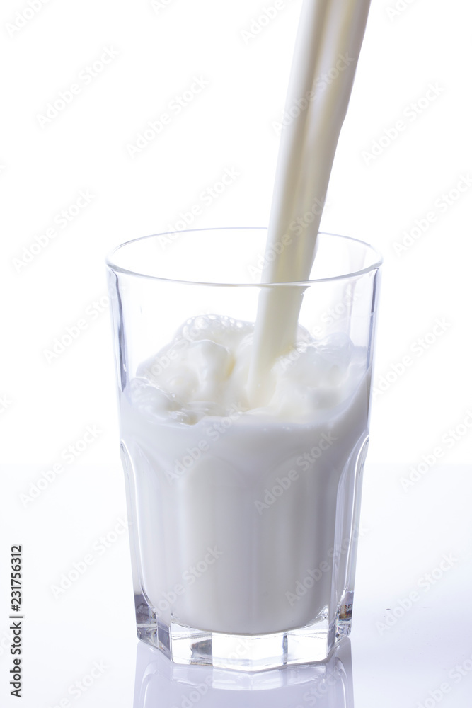倒一杯牛奶，在白色背景上溅起水花