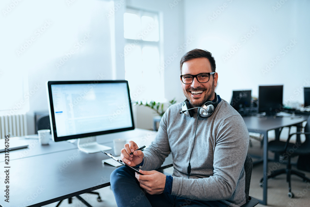 一位在现代办公室工作的软件开发人员的画像。