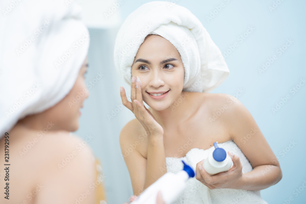 亚洲女性淋浴后使用洗面奶。