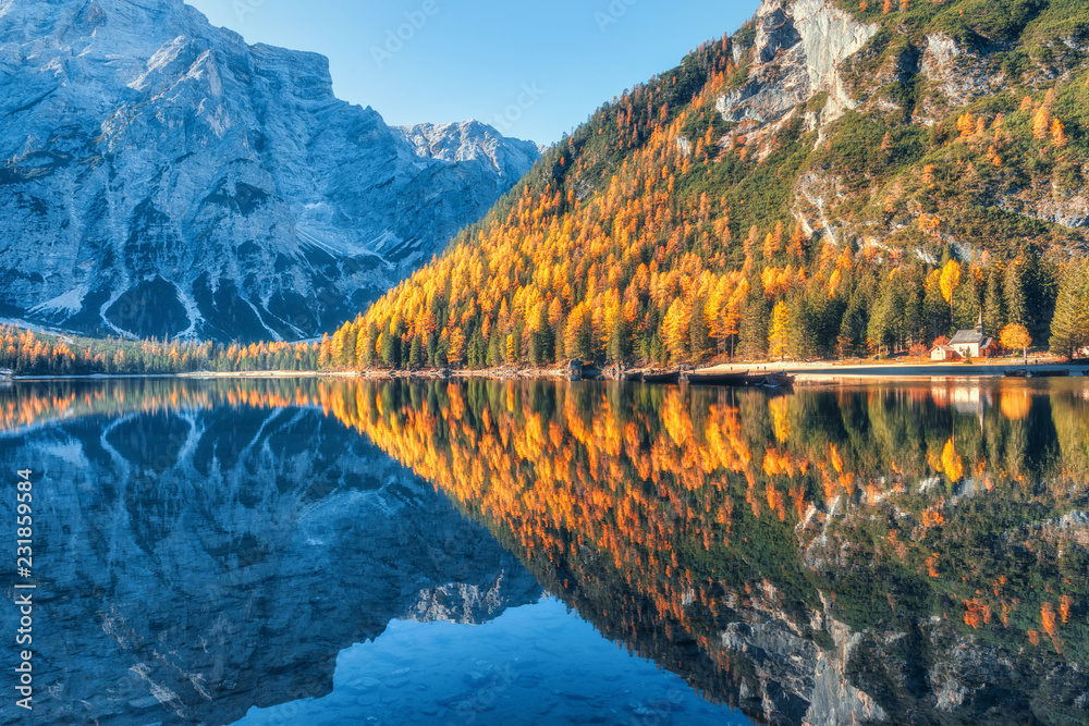 意大利多洛米蒂秋季日出时的布雷斯湖。群山环绕，美丽的湖泊，翻腾