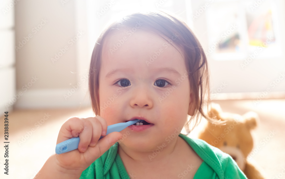 幼童用牙刷刷牙