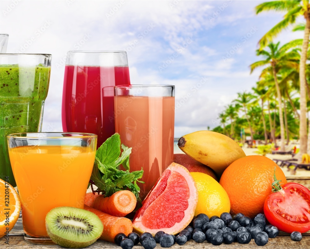 新鲜成熟的健康水果和玻璃杯果汁