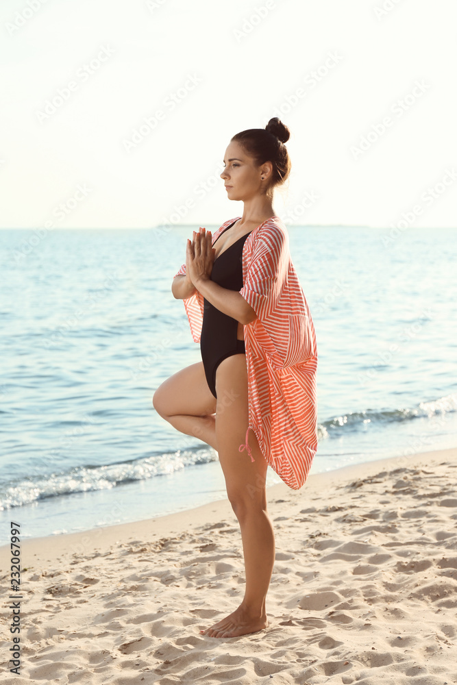 海边练习瑜伽的女人